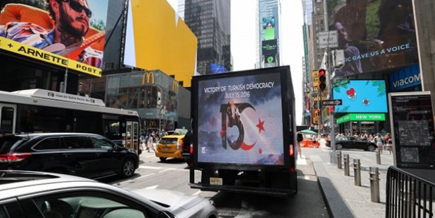 Dijital ekranlara yansıdı! New York’ta 15 Temmuz mesajı