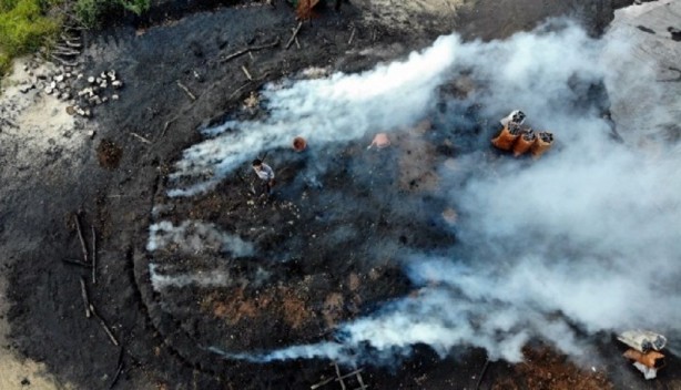 Pikniklerin ateş kaynağı mangal kömürleri bin bir zorlukla üretiliyor