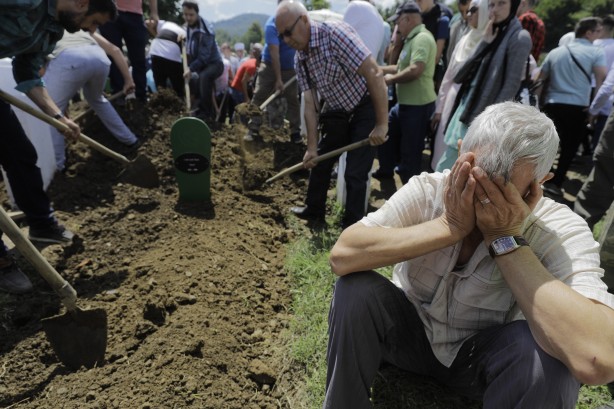 Srebrenitsa katliamında şehit olan 33 kişi daha toprağa verildi