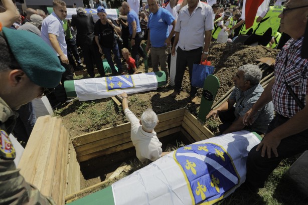 Srebrenitsa katliamında şehit olan 33 kişi daha toprağa verildi