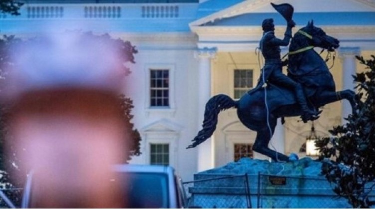 Beyaz Saray'ın önünde inanılmaz anlar! Heykeli zincire vurdular