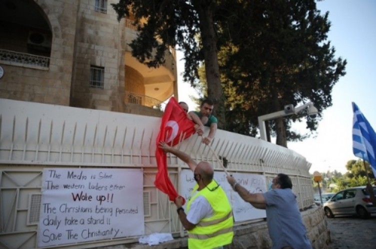 İsrail'den büyük alçaklık! Ayasofya'yı hazmedemeyip Türk bayrağını yaktılar