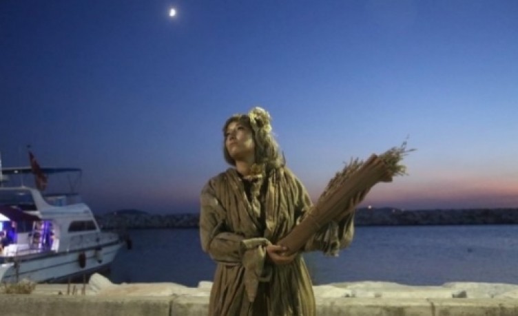 CHP bu kez şaşırttı! 'Yürüyen heykel' yaptılar