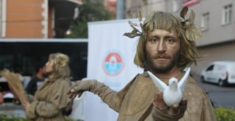 CHP bu kez şaşırttı! 'Yürüyen heykel' yaptılar