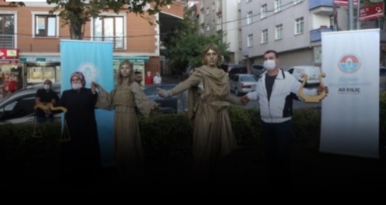 CHP bu kez şaşırttı! 'Yürüyen heykel' yaptılar