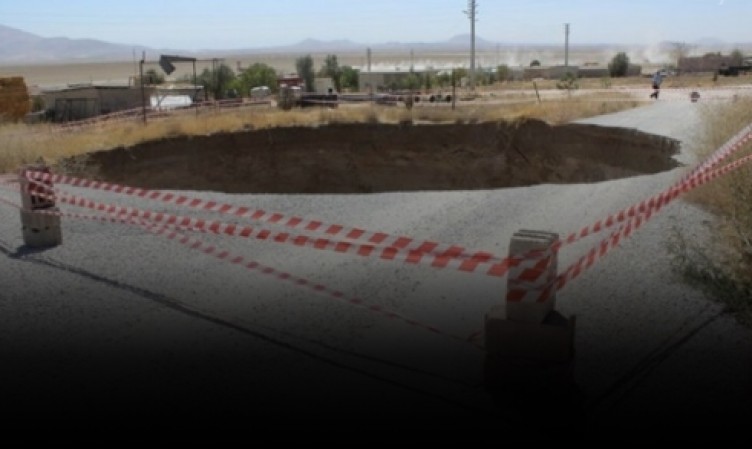 Yine Konya yine obruk... Bu sefer yolun ortasında oluştu