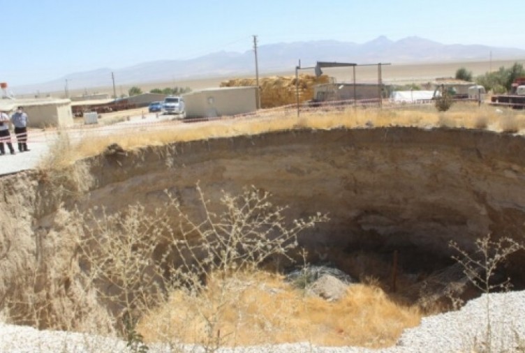 Yine Konya yine obruk... Bu sefer yolun ortasında oluştu