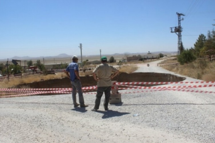 Yine Konya yine obruk... Bu sefer yolun ortasında oluştu