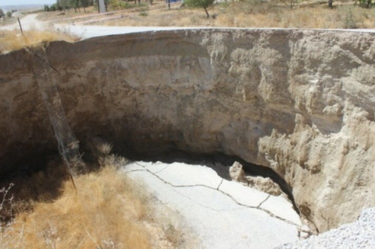 Yine Konya yine obruk... Bu sefer yolun ortasında oluştu