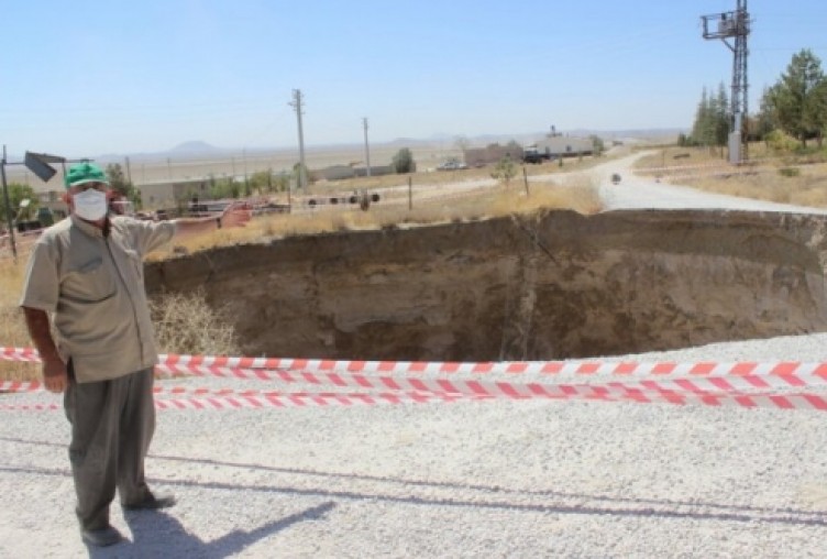 Yine Konya yine obruk... Bu sefer yolun ortasında oluştu