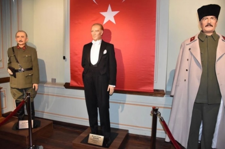 CHP’li Başkan, Cumhurbaşkanı Erdoğan’ın heykelini yaptı