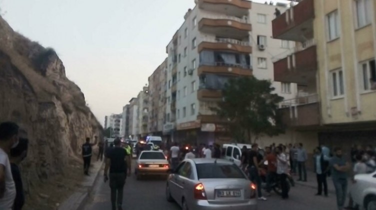 Türk bayrağını indirmeye kalkışan kişiyi linçten polis kurtardı