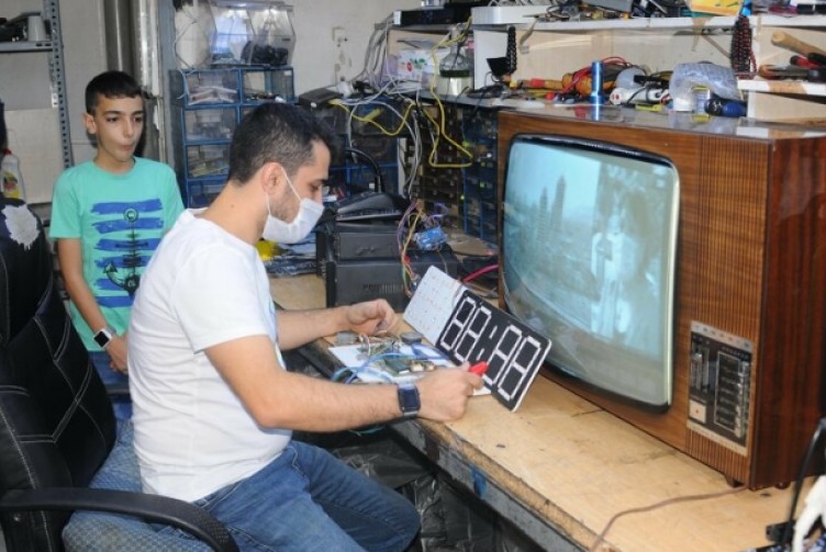 60 yıllık antika televizyonu tamir etmeyi başardı: 20 bin lira istiyor