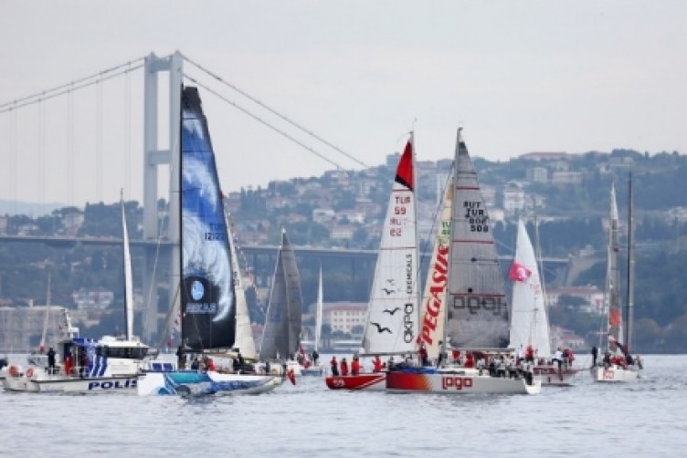 Cumhurbaşkanlığı Uluslararası Yat Yarışı, İstanbul Boğazı'nda başladı
