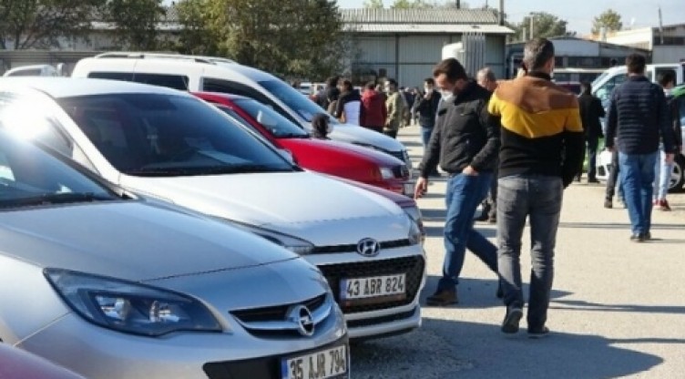 İkinci el oto pazarlarında bakan çok, alan yok