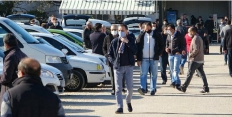 İkinci el oto pazarlarında bakan çok, alan yok