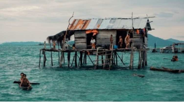 Suyun altında yaşayan kabile bilim insanlarını hayrete düşürüyor