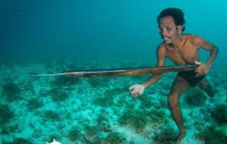 Suyun altında yaşayan kabile bilim insanlarını hayrete düşürüyor