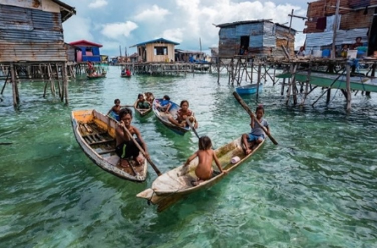 Suyun altında yaşayan kabile bilim insanlarını hayrete düşürüyor