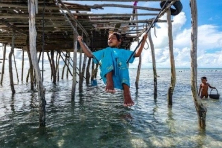 Suyun altında yaşayan kabile bilim insanlarını hayrete düşürüyor