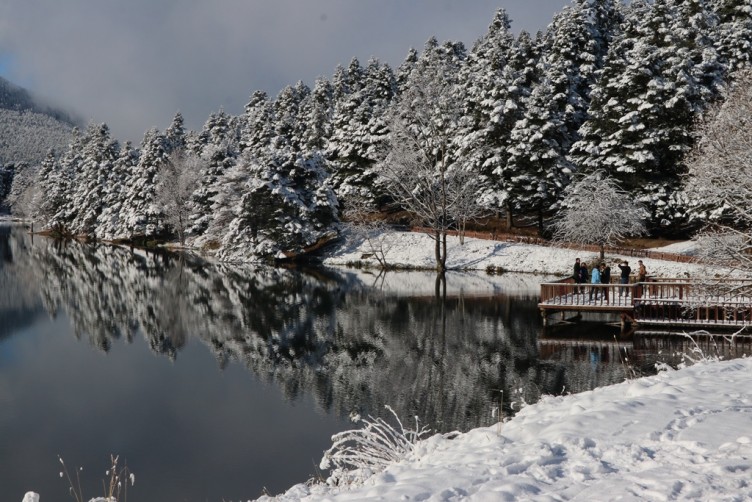 Gölcük Tabiat Parkı'nda kar manzarası hayran bıraktı