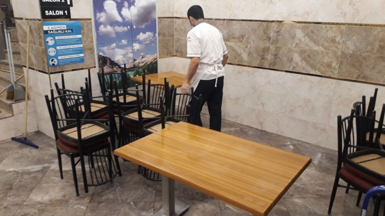 İstanbul'da kafe ve restoranlar ilk müşterilerini aldı