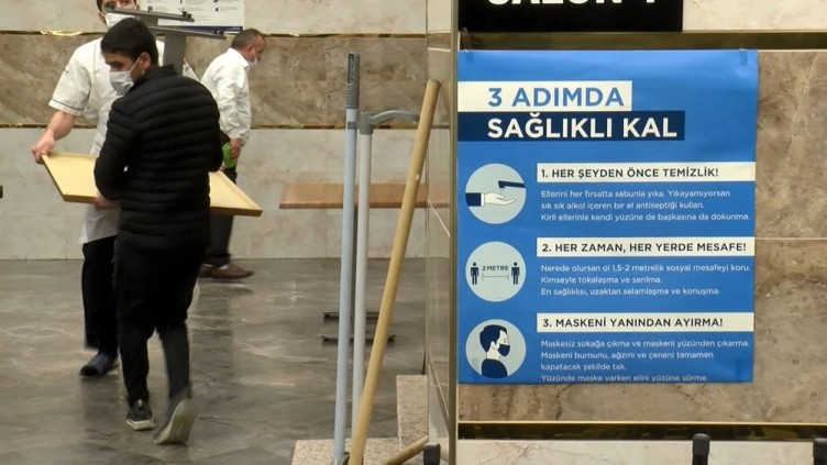 İstanbul'da kafe ve restoranlar ilk müşterilerini aldı