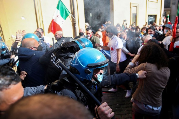 İtalya'da esnaftan 'kısıtlama' protestosu