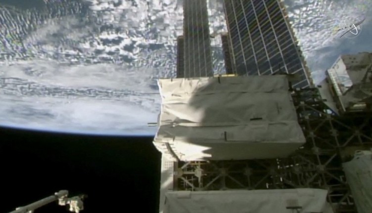 Astronotların 6 saatlik uzay yürüyüşü tamamlandı: Nefes kesen kareler