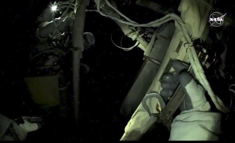 Astronotların 6 saatlik uzay yürüyüşü tamamlandı: Nefes kesen kareler