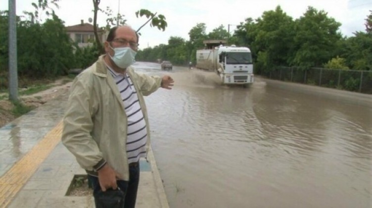 Edirne’de yağmur sonrası yollar göle dönünce vatandaş böyle isyan etti: "Rezaleti çekin herkes görsün"