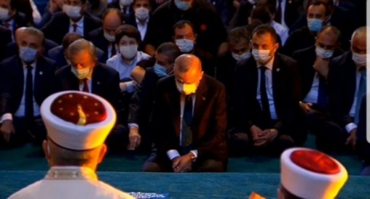 Ayasofya'nın esaretten kurtuluşunun birinci yılında açanlara dualar edildi