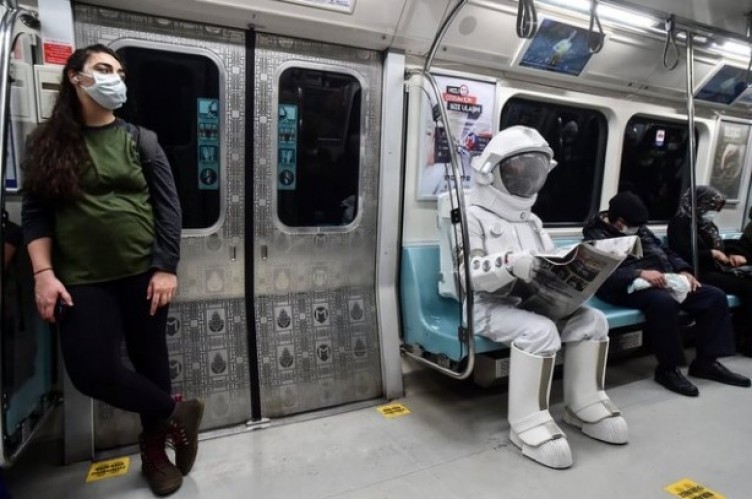 Metroda astronotun ne işi var? Görenler gözlerine inanamadı, cep telefonuna sarıldı