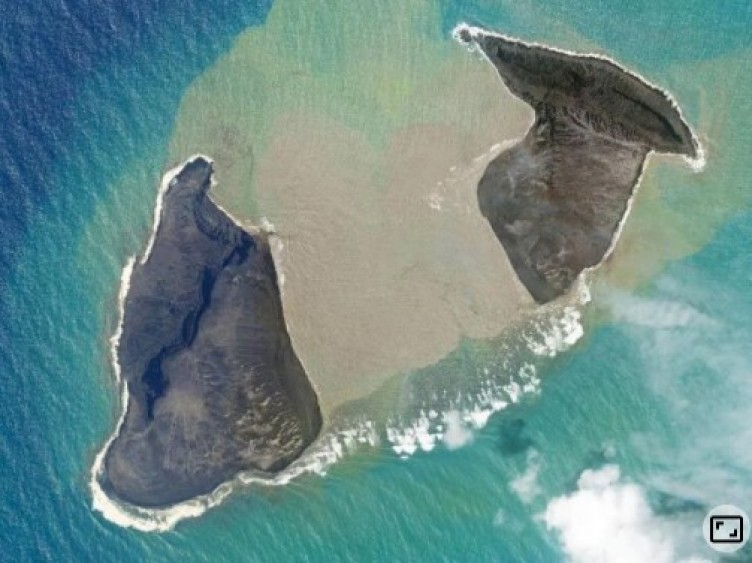 Uzaydan görünen patlama! Ada ikiye bölündü
