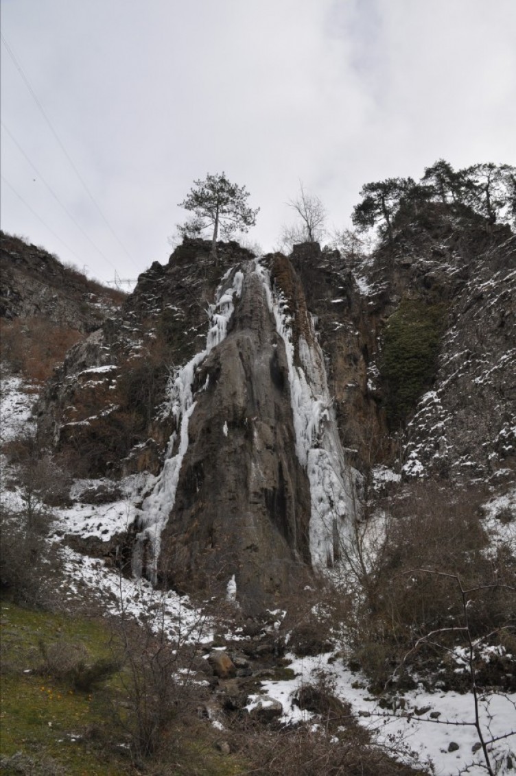 Bolu'da şelaleler buz tuttu