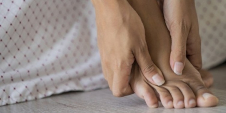 Kadınlar erkeklerden 9 kat fazla ayak ağrısı çekiyor! Ayak ağrıları hangi hastalığın belirtisidir?