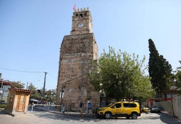 Bunlarda hiç utanma sıkılma yok! Antalya'da Tarihi Saat Kulesi'nde skandal