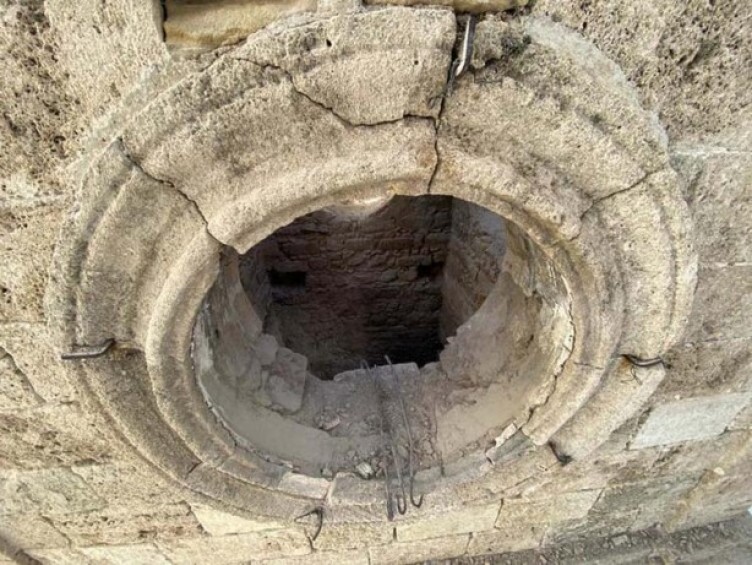 Bunlarda hiç utanma sıkılma yok! Antalya'da Tarihi Saat Kulesi'nde skandal