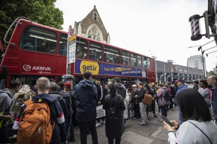 Londra'da binlerce metro çalışanı greve gitti