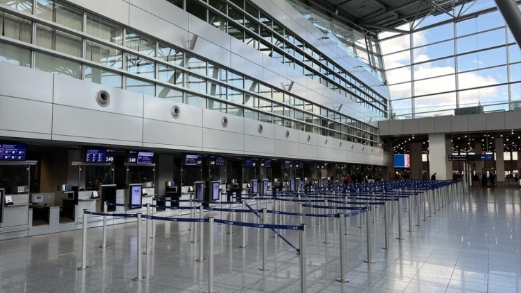 Almanya'da grev nedeniyle 325'ten fazla uçuş iptal edildi