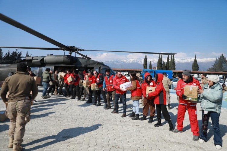 Kızılay, deprem bölgesindeki 900 köye yardım taşıdı