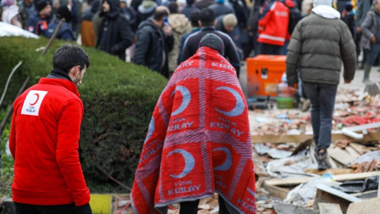 Kızılay, deprem bölgesindeki 900 köye yardım taşıdı