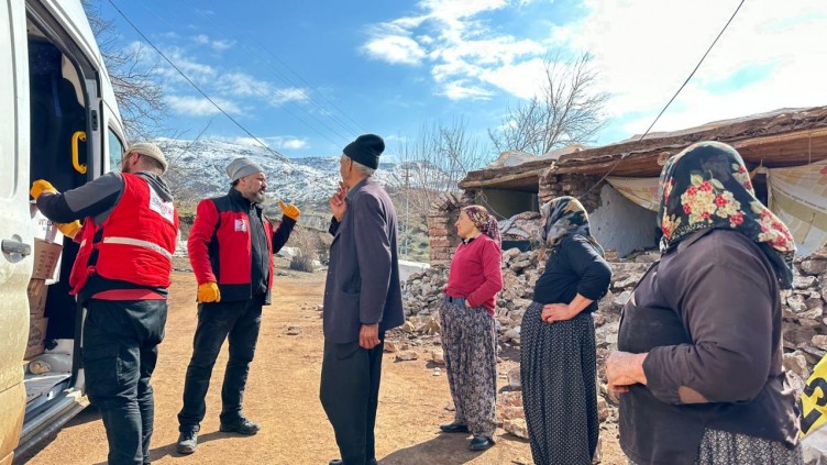 Kızılay, deprem bölgesindeki 900 köye yardım taşıdı