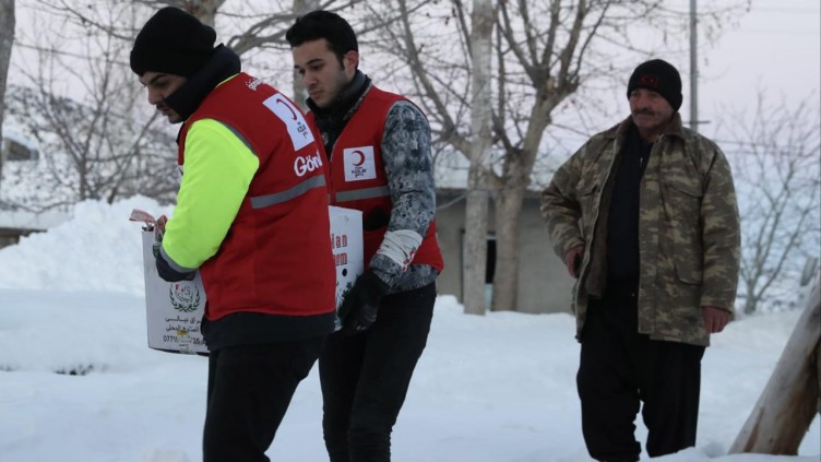 Kızılay, deprem bölgesindeki 900 köye yardım taşıdı