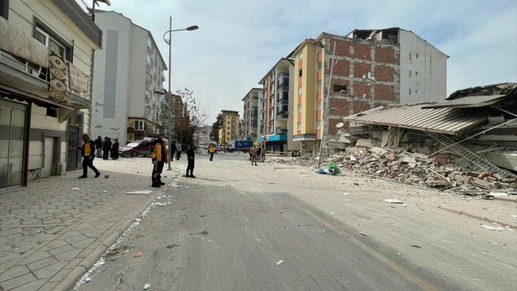 Malatya'da enkaz altında kalan baba kız sağ çıkarıldı