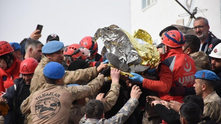 Malatya'da enkaz altında kalan baba kız sağ çıkarıldı