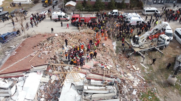 Malatya'da enkaz altında kalan baba kız sağ çıkarıldı