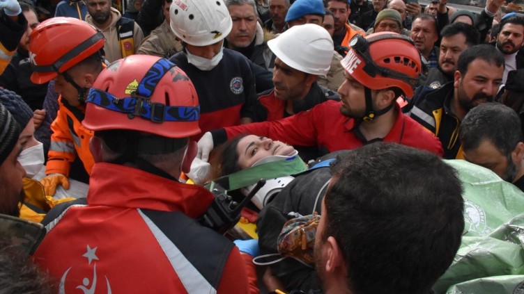 Malatya'da enkaz altında kalan baba kız sağ çıkarıldı