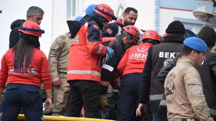 Malatya'da enkaz altında kalan baba kız sağ çıkarıldı