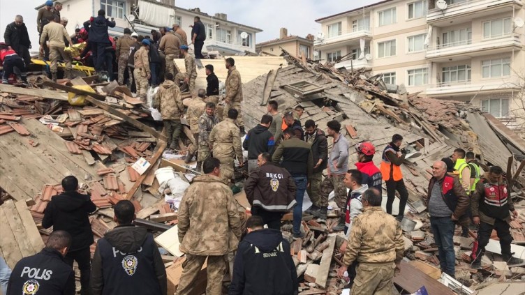 Malatya'da enkaz altında kalan baba kız sağ çıkarıldı